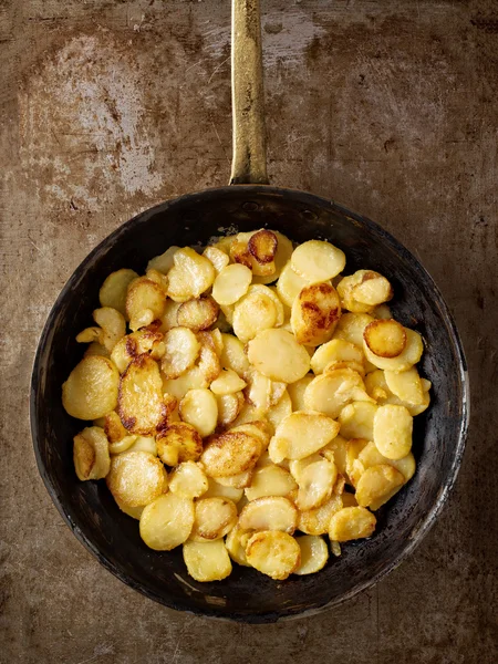 Padella dorata rustico tedesco patate fritte bratkartofflen — Foto Stock