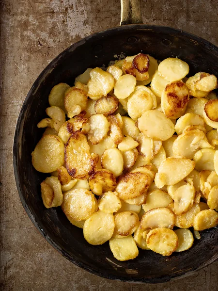 Rustic golden german pan fried potato bratkartofflen — стоковое фото