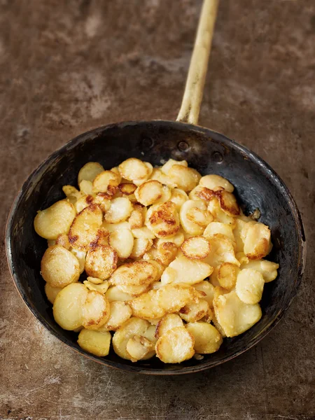 Rustik altın Alman pan kızarmış patates bratkartofflen — Stok fotoğraf