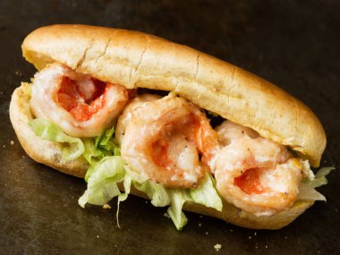 rustik Amerikan karides po boy sandviç