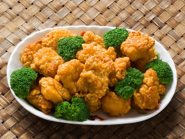 Amerikanska kinesiska avhämtning general tso kyckling — Stockfoto