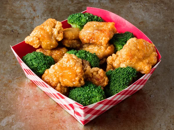 Amerikanska kinesiska avhämtning general tso kyckling — Stockfoto