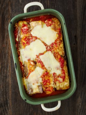rustik geleneksel İtalyan patlıcan parmesan