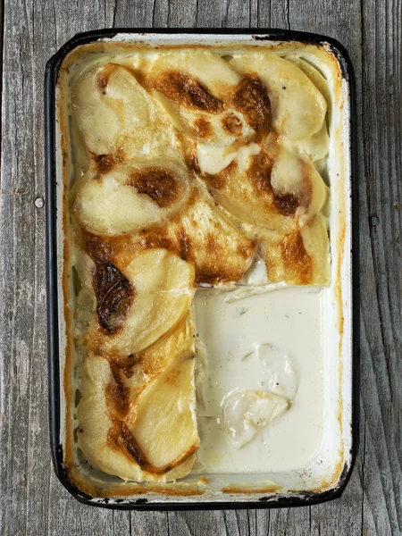 Rustieke gouden gegratineerde aardappelgratin dauphinois — Stockfoto