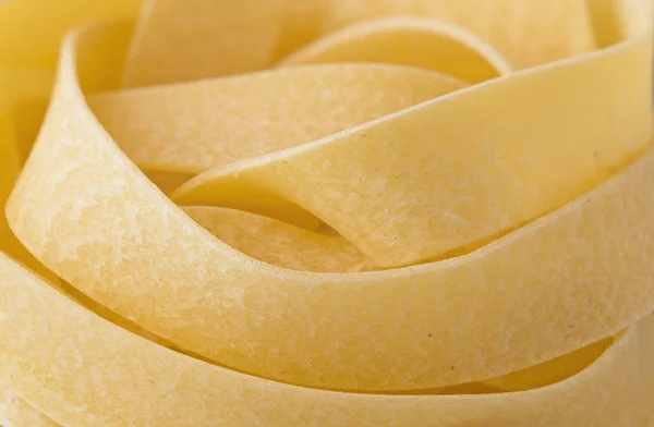 Fideos de pasta de pappardelle italianos crudos sin cocer — Foto de Stock