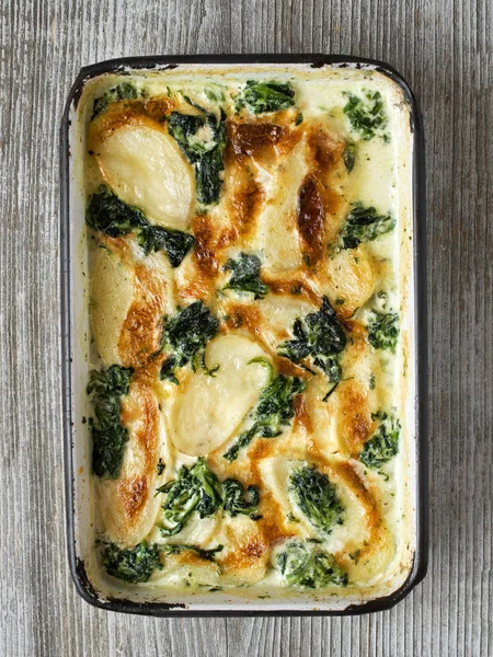 Rustikaler goldener Spinat Kartoffelgratin Dauphinois — Stockfoto