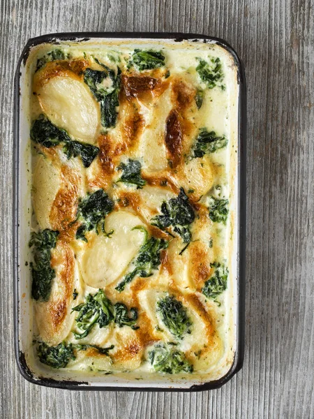 Rustikaler goldener Spinat Kartoffelgratin Dauphinois — Stockfoto