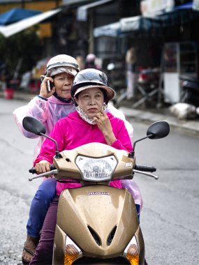 Hoi silindir ile komik Motorcu bir