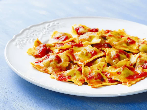 İtalyan mantı makarna domates soslu — Stok fotoğraf