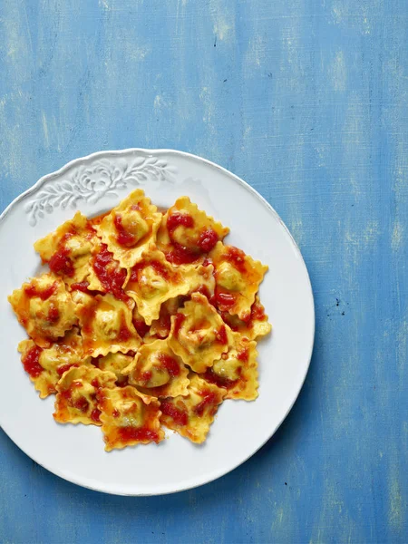 Итальянская паста равиоли в томатном соусе — стоковое фото