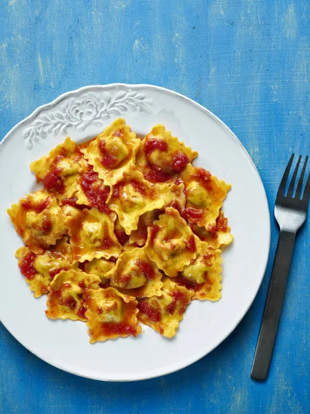 Italiaanse ravioli pasta in tomatensaus — Stockfoto