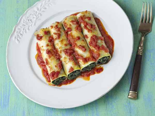 Rustikální Italská Vegetariánská Špenátové těstoviny cannelloni — Stock fotografie
