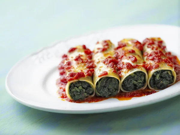 Spinaci vegetariani rustici italiani cannelloni pasta — Foto Stock