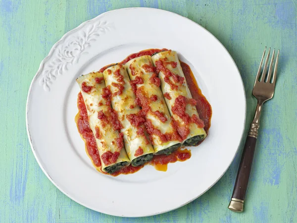 Rustikale italienische vegetarische Spinat Cannelloni Pasta — Stockfoto