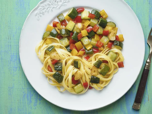 Rustika friska italiensk pasta primavera — Stockfoto