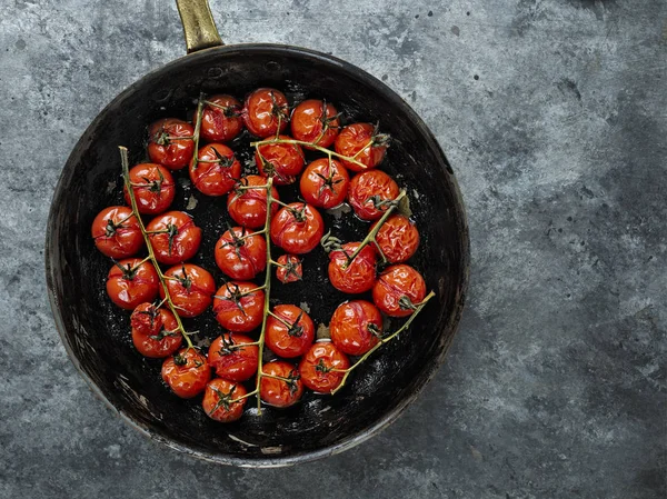 Rustikální pečené červené letní cherry rajče — Stock fotografie