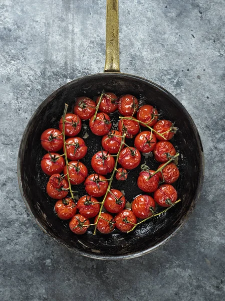 Rústico assado vermelho verão tomate cereja — Fotografia de Stock