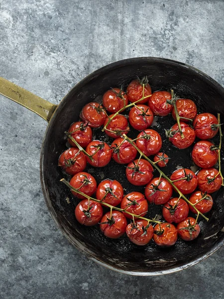 Rústico assado vermelho verão tomate cereja — Fotografia de Stock