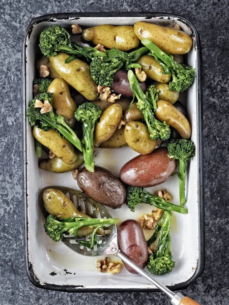 Tepsi patates Brokoli Salatası — Stok fotoğraf