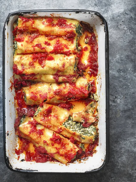 Těstoviny cannelloni rustikální italský špenát ricotta — Stock fotografie