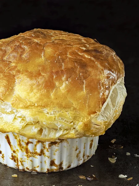 Torta de panela de carne inglesa dourada rústica com crosta escamosa — Fotografia de Stock