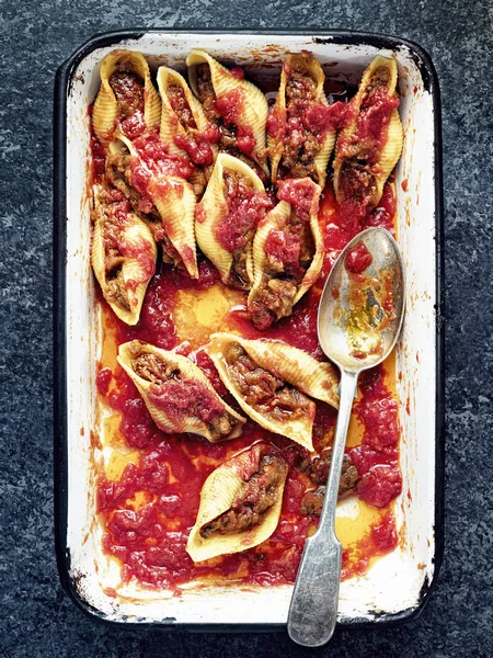 Rustikale italienische gefüllte Conchiglie Pasta — Stockfoto