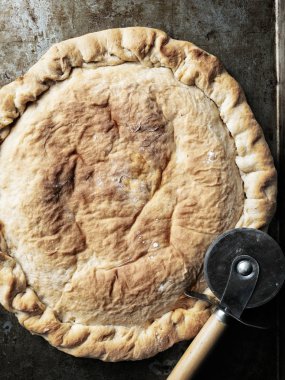 rustik İtalyan calzone doldurulmuş pizza