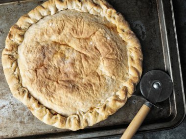 rustik İtalyan calzone doldurulmuş pizza