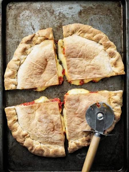 Rustika italienska calzone fyllda pizza — Stockfoto