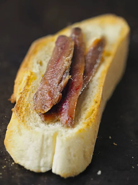 Rustikální španělskou ančovičky na toastu — Stock fotografie