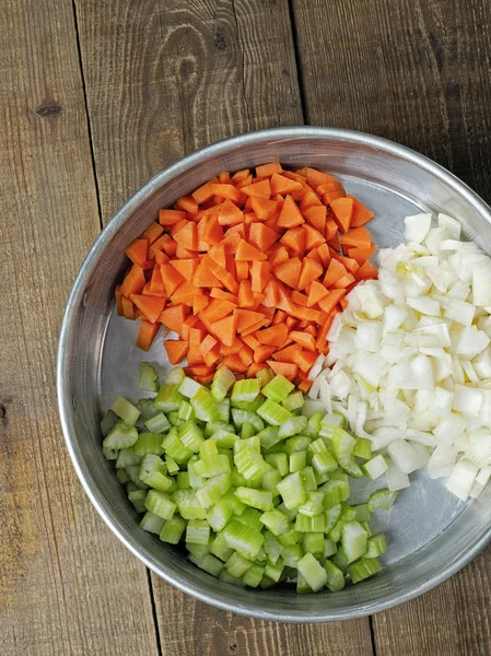 质朴的丁的胡萝卜洋葱和芹菜 — 图库照片