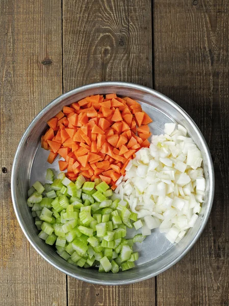 Rustieke in blokjes gesneden wortel UI en selderij — Stockfoto