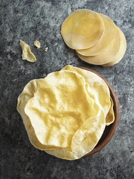 Rustikale indische Papadum knusprig — Stockfoto