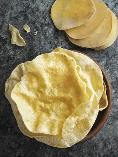 Rustikale indische Papadum knusprig — Stockfoto