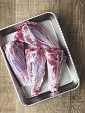 rustik pişmemiş kuzu incik