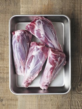 rustik pişmemiş kuzu incik