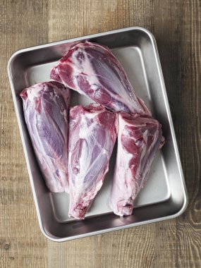 rustik pişmemiş kuzu incik