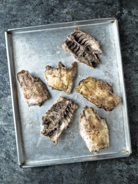 rustik tavuk kemikleri artık yemek çorba madde