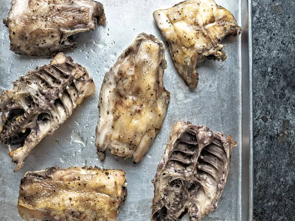 Rustik tavuk kemikleri artık yemek çorba madde — Stok fotoğraf