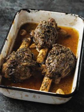 rustik Yunan kızarmış kuzu incik