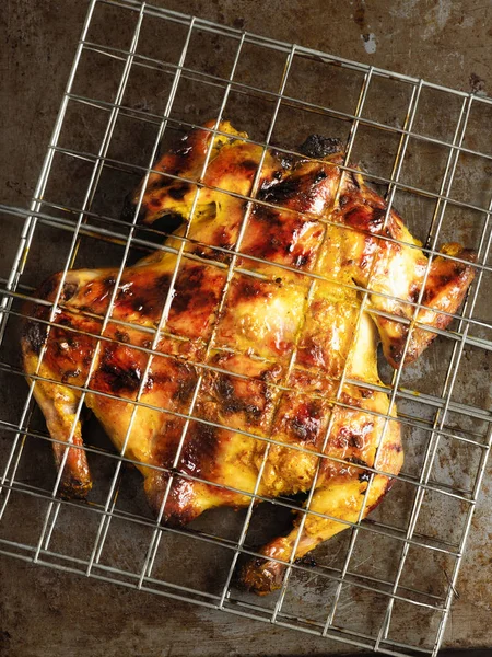 Rustikal gegrilltes ganzes Huhn — Stockfoto