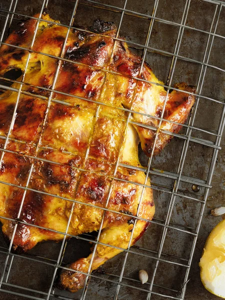 Pollo intero alla brace rustico — Foto Stock