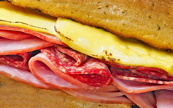 Rustykalne deli sandwich wędliny — Zdjęcie stockowe