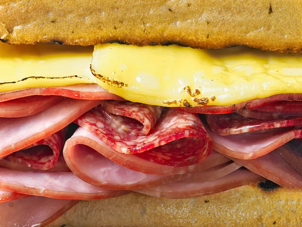 Деревенский бутерброд с мясным ассорти — стоковое фото