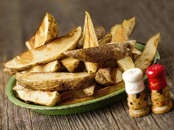 Сельские картофельные чипсы — стоковое фото
