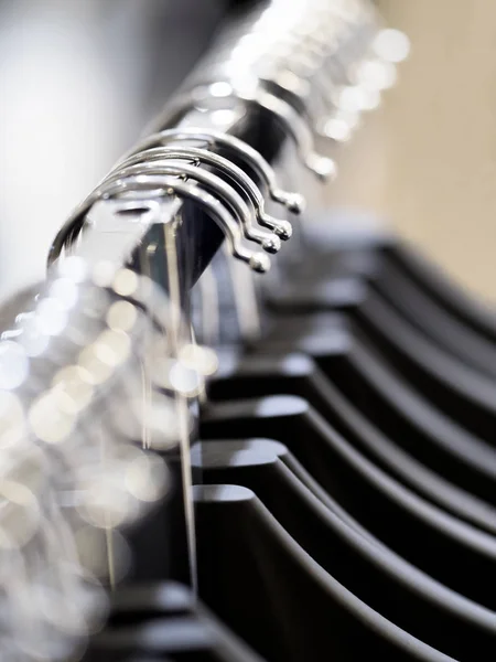 Ряд разряженной вешалки для одежды — стоковое фото