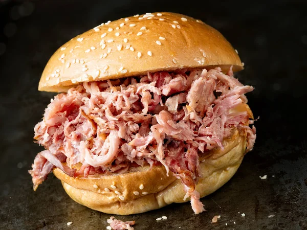 rustik Amerikan kızarmış domuz sandviç çekti