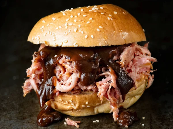 素朴なアメリカン バーベキュー プル豚肉のサンドイッチ — ストック写真