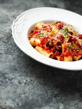 rustik İtalyan rigatoni makarna domates soslu