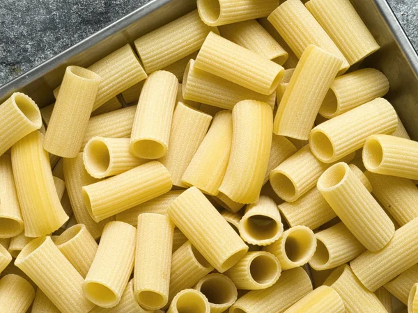 Macarrão de rigatoni italiano não cozido rústico — Fotografia de Stock